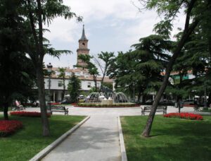 Barajas_Plaza_Hermanos_Faco_y_Iglesia_San_Pedro.j