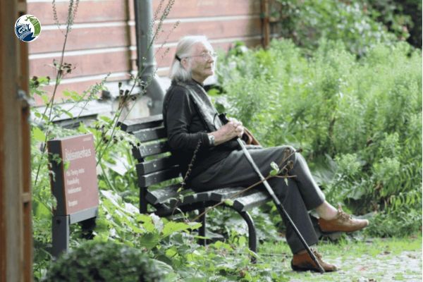Persona mayor descansando, mientras hacemos su mudanza