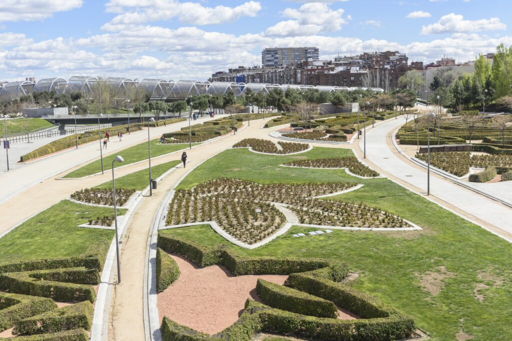 El Parque de Madrid Río con el distintivo Puente de Arganzuela.
