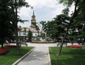 Barajas_Plaza_Hermanos_Faco_y_Iglesia_San_Pedro.j