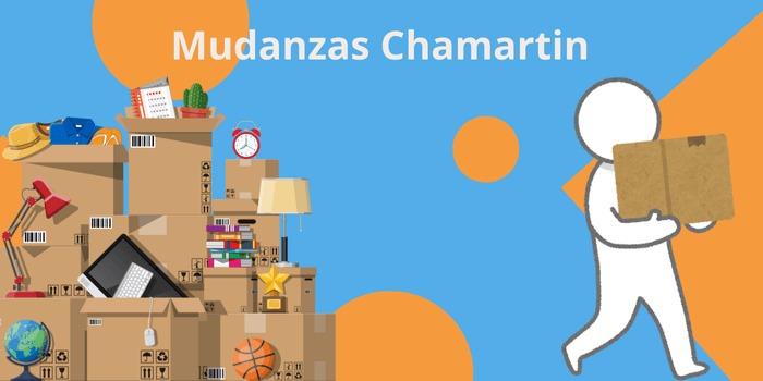 Un hombre moviendo cajas en una mudanza de Chamartín.